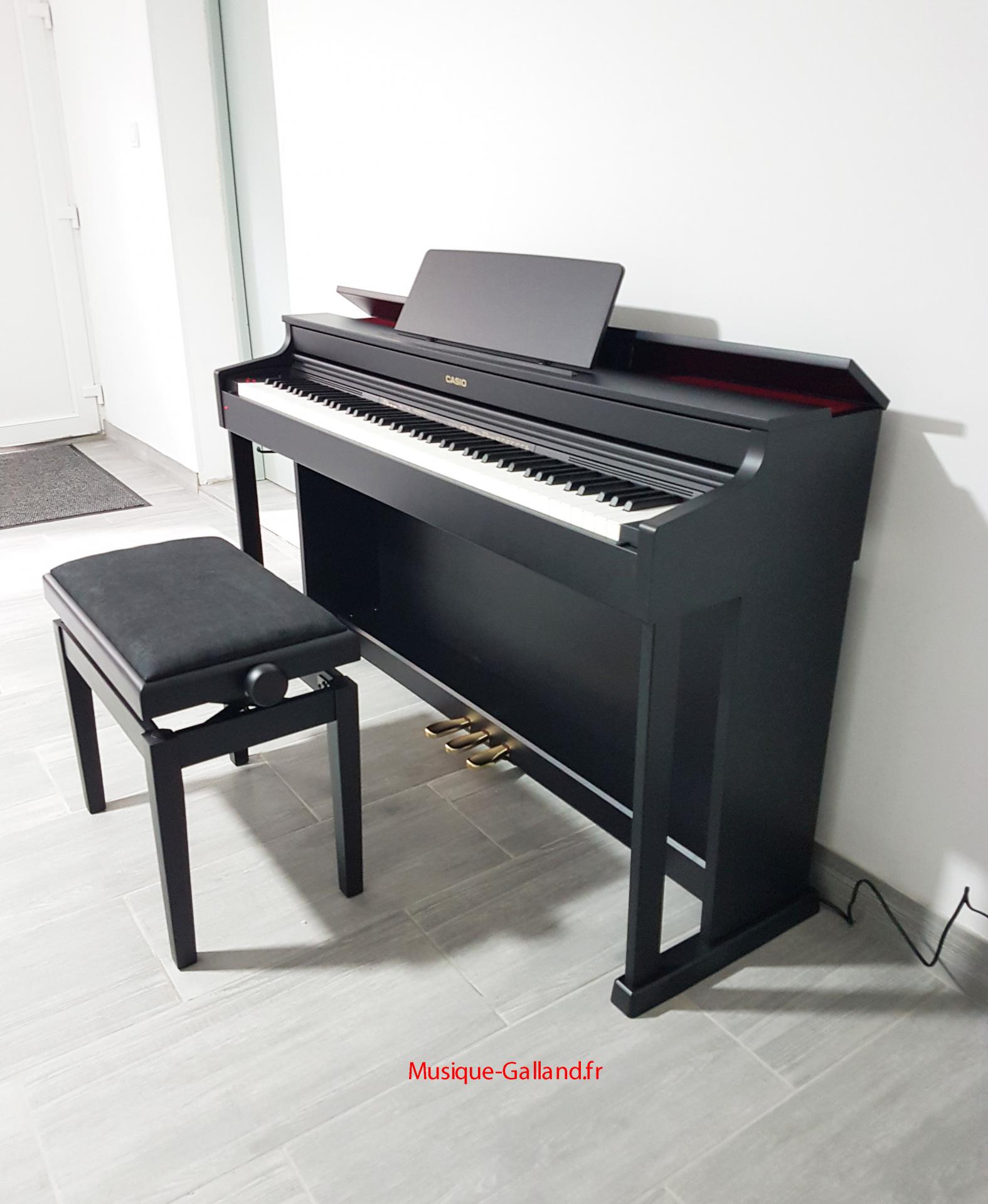 Pianos numériques en noir satiné ou noir mat
