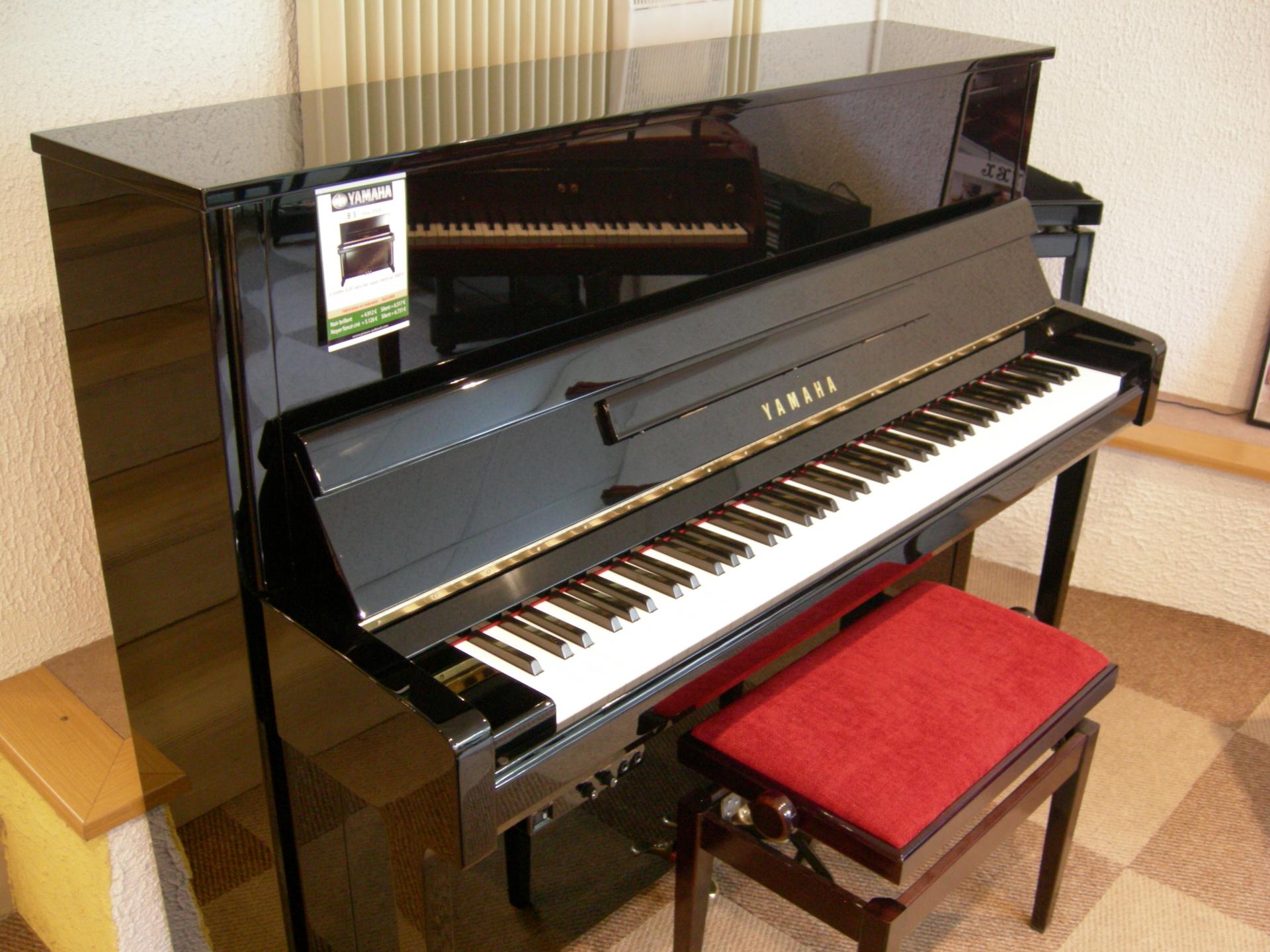 Piano droit YAMAHA B3-PE neuf en noir brillant 121cm