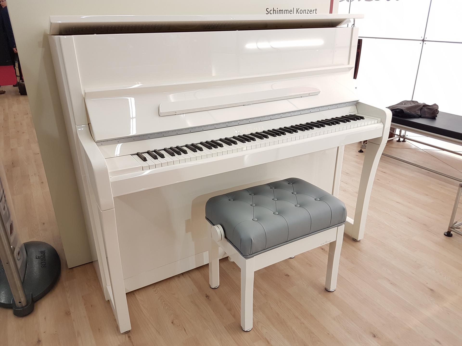 Piano droit SCHIMMEL K122-KONZERT + finition blanc GRATUIT + équipement  GRATUIT : Système TWINTONE-CASQUE