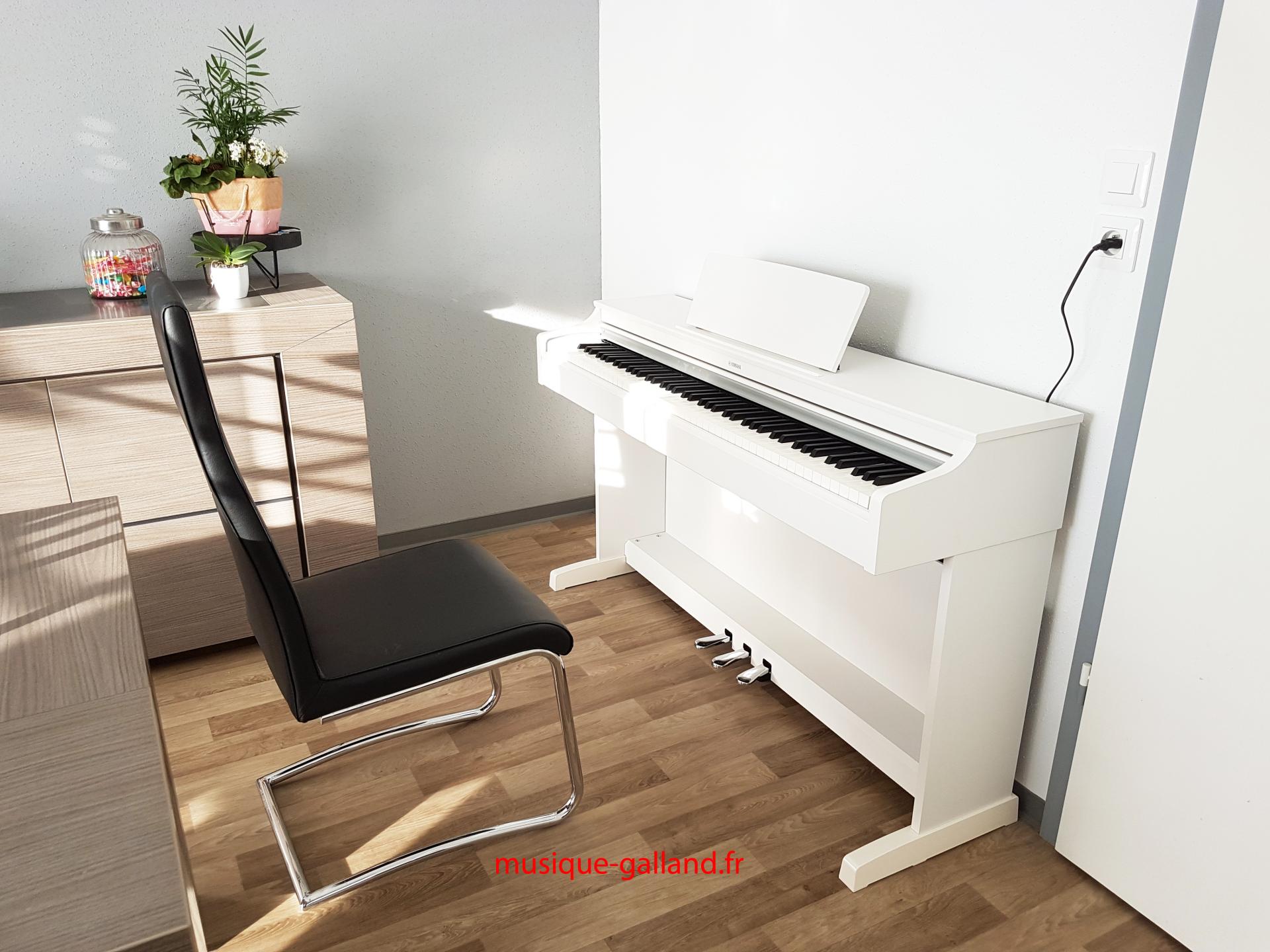 Yamaha P-145 Piano numérique léger et portable avec clavier Graded